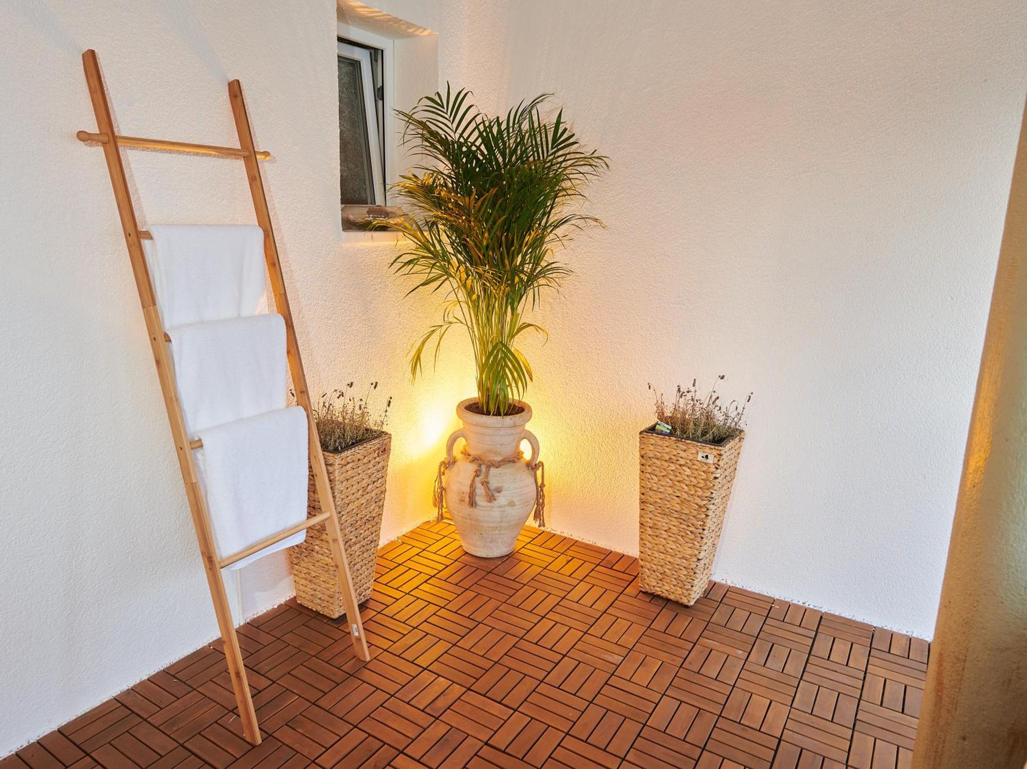 Casa Nabu Bohemian Lakeside Terraced Apartment.