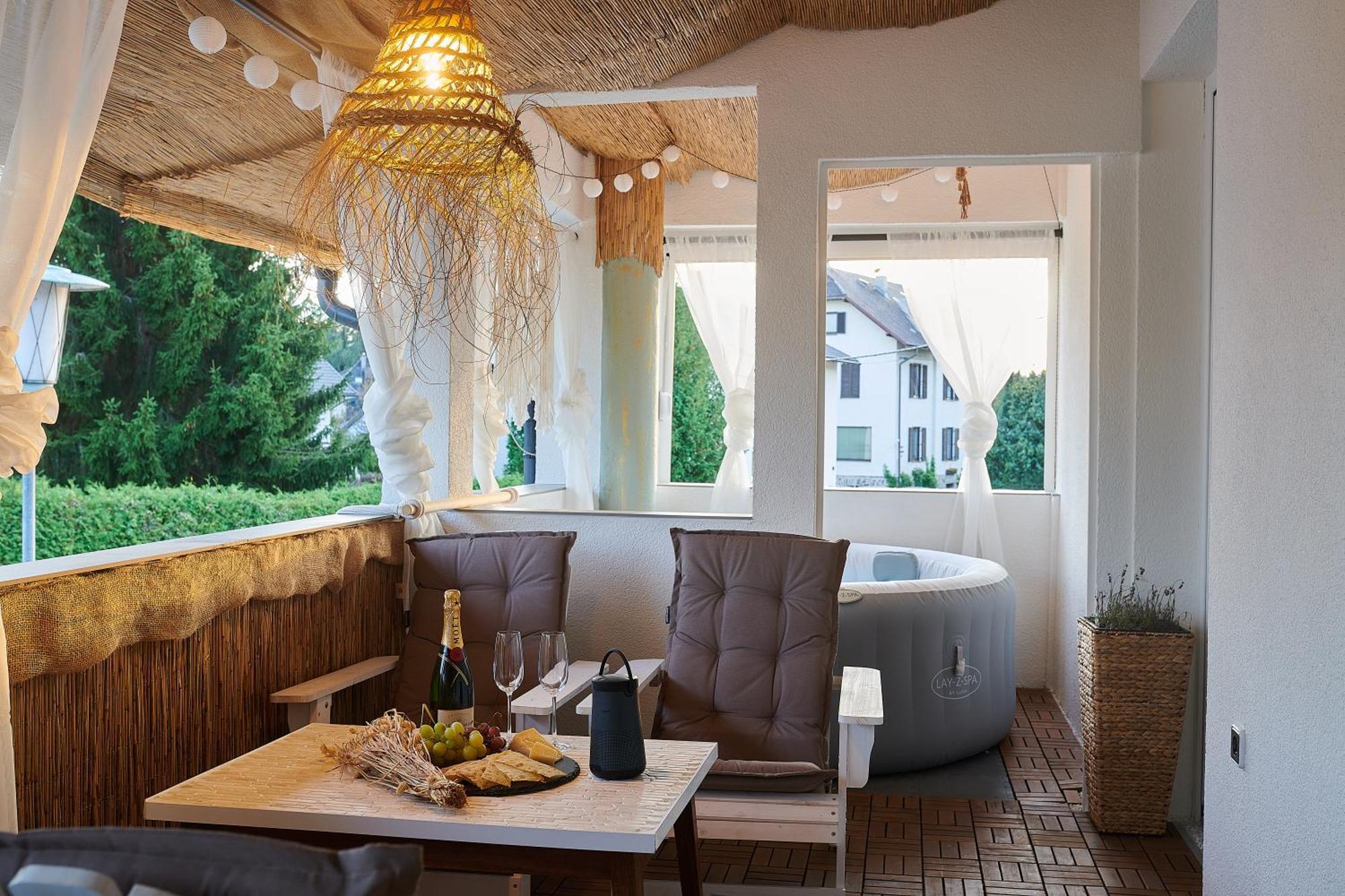 Apartamento Casa Nabu Bohemian Lakeside Terraced Apartment. *
